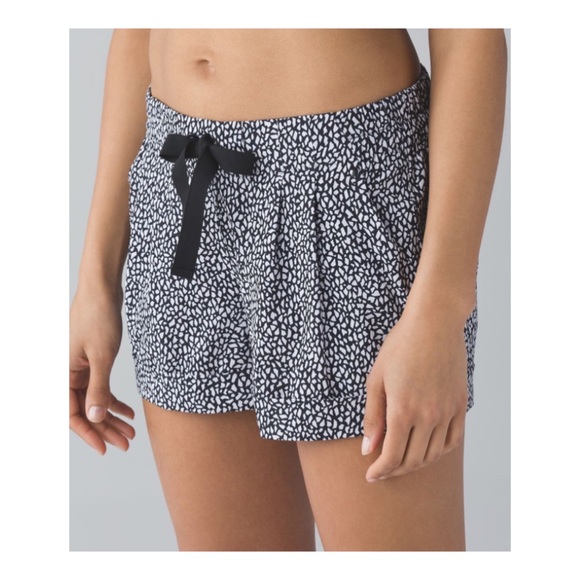 lululemon athletica Pants - Lululemon spring break away shorts 6